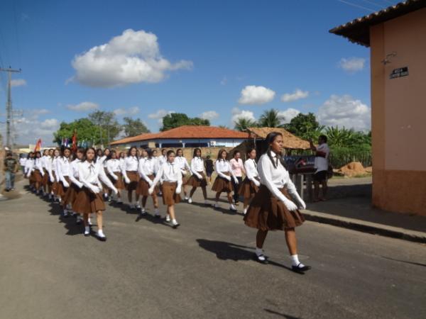 Colégio Industrial comemora o 43° aniversário com desfile cívico