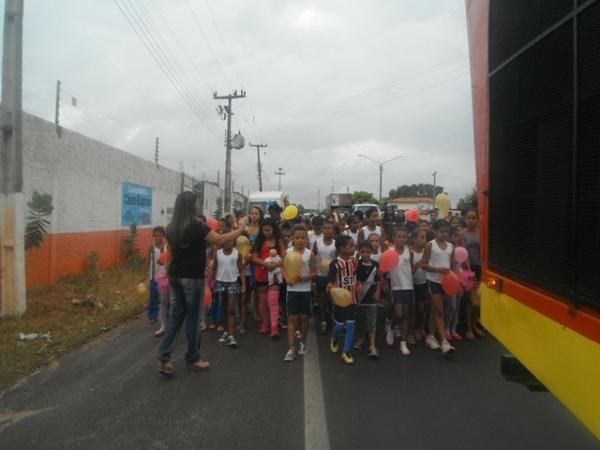 Caminhada marca abertura da Semana da Criança em Floriano.(Imagem:FlorianoNews)