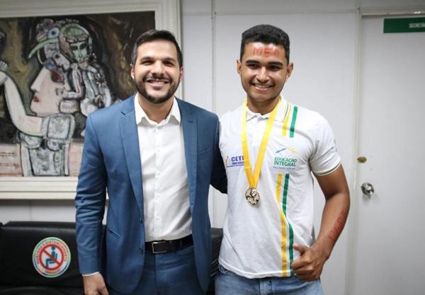 Aluno da rede estadual passa em 1º lugar para Medicina; 5 mil aprovados no Piauí