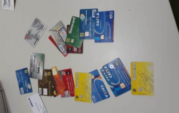 Cart&otilde;es apreendidos com o casal.(Imagem:Pol&iacute;cia Civil)