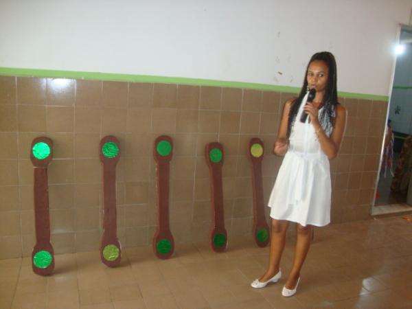 Prof. Elineuza Ramos apresentando a Dan&ccedil;a do Pil&atilde;o da Apae(Imagem:Amarelinho)