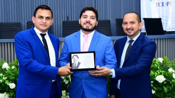 AVEP e Câmara de Floriano homenageiam o ex-vereador Deusdeth Pereira