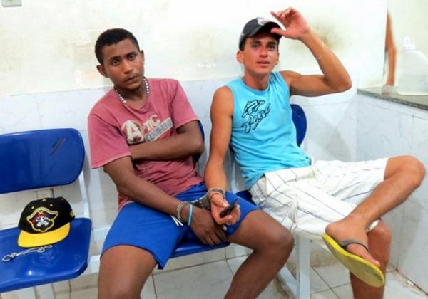 Jos&eacute; Isaac Silva Lopes e Alexandre Jos&eacute; Sousa Lima foram presos acusados de tentativa de assalto. (Foto: Daniel Santos / Proparnaiba)(Imagem:Jos&eacute; Isaac Silva Lopes e Alexandre Jos&eacute; Sousa Lima)