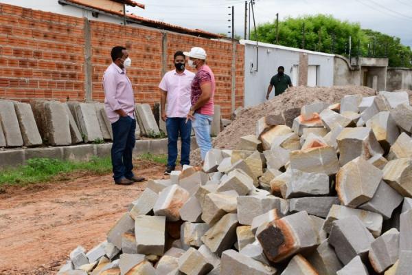 Prefeito Joel visita obras de calçamento no bairro Campo Velho