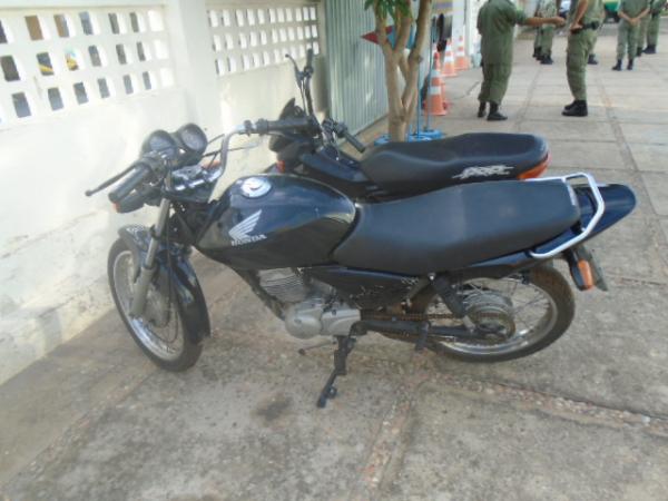 Den&uacute;ncia an&ocirc;nima leva Pol&iacute;cia a recuperar motocicletas roubadas em Floriano.(Imagem:FlorianoNews)
