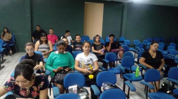 Palestra na UESPI de Floriano debate aspectos de recep&ccedil;&atilde;o cr&iacute;tica de composi&ccedil;&otilde;es po&eacute;ticas.(Imagem:FlorianoNews)