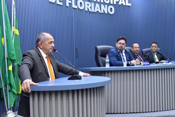Os vereadores formalizaram, atrav&eacute;s de indica&ccedil;&atilde;o em nome de todos, as reivindica&ccedil;&otilde;es dos projetos Protetores dos Animais e Ecocats na Tribuna Livre.(Imagem:CMF)