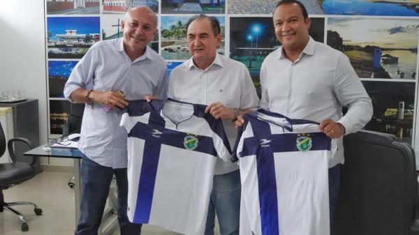 Warton Lacerda, presidente do Altos, e representantes da prefeitura de Floriano.(Imagem:Lu&iacute;s J&uacute;nior)