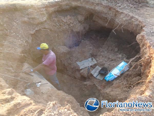 Vazamento em adutora deixa bairros de Floriano sem &aacute;gua.(Imagem:FlorianoNews)
