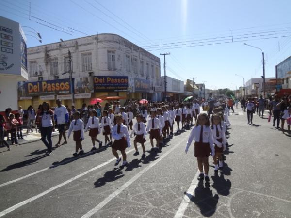 Floriano comemorou o Dia da P&aacute;tria com desfile c&iacute;vico.(Imagem:FlorianoNews)