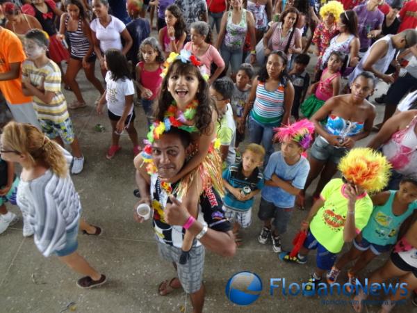 Matin&ecirc; de carnaval re&uacute;ne centenas de foli&otilde;es no CEC. (Imagem:FlorianoNews)