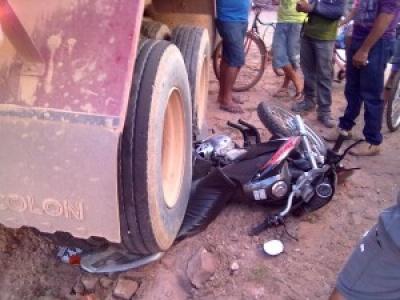 Caminhão carregado de pedras esmaga motocicleta