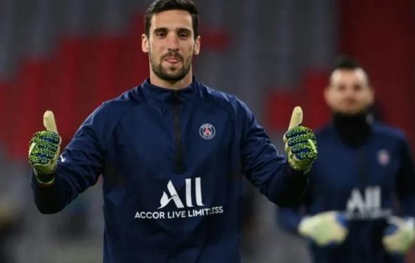 Goleiro do PSG segue sedado e em estado grave após quinze dias internado