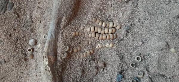 Arque&oacute;logos encontram esqueleto de ind&iacute;gena adulto sepultado diante de parede com gravuras rupestres em Guaribas, no Sul do Piau&iacute;.(Imagem: Professora Cl&aacute;udia Cunha/ UFPI)