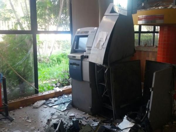 Caixa eletr&ocirc;nico ficou totalmente destru&iacute;do.(Imagem:Dilvulga&ccedil;&atilde;o/ Pol&iacute;cia Militar)