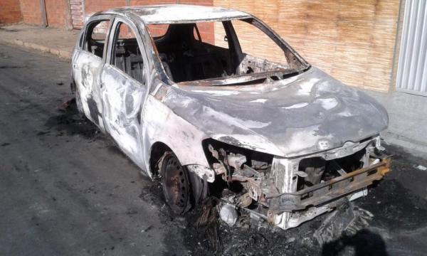 Criminosos ateiam fogo em carro de policial militar reformado em Água Branca