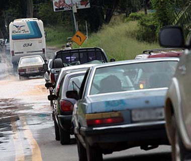 Motoristas enfrentam 15 km de congestionamento na volta do feriado