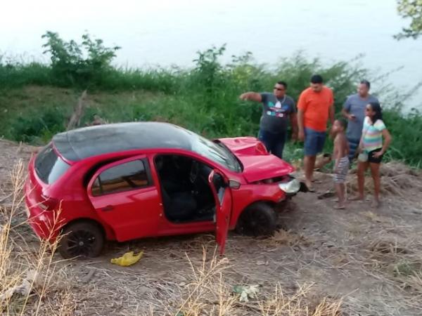 Veículo desgovernado cai às margens do Rio Parnaíba em Floriano