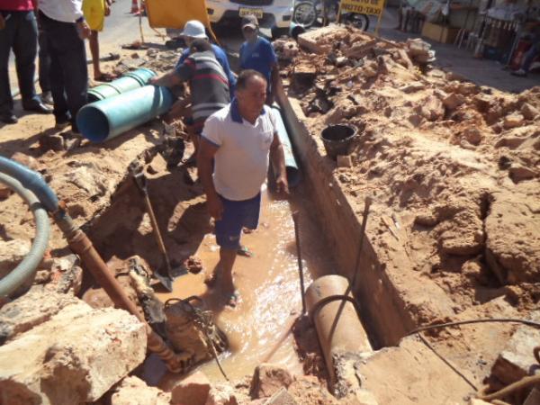 Atraso em reparo de tubula&ccedil;&atilde;o deixa popula&ccedil;&atilde;o de Floriano sem &aacute;gua por dois dias.(Imagem:FlorianoNews)