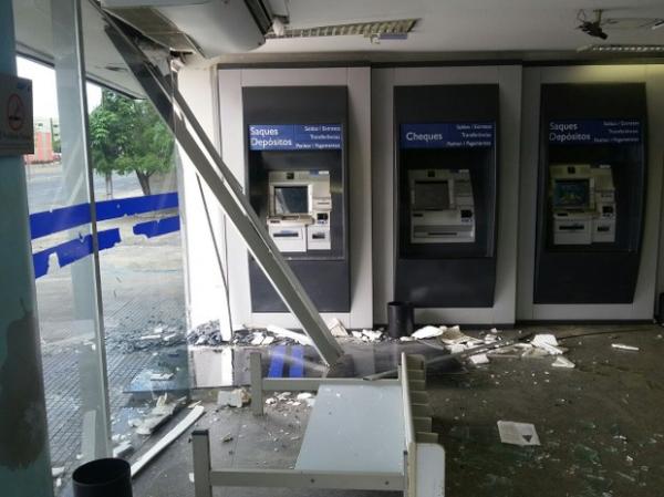 Frente da ag&ecirc;ncia ficou parcialmente destru&iacute;da.(Imagem:Ellyo Teixeira/G1)
