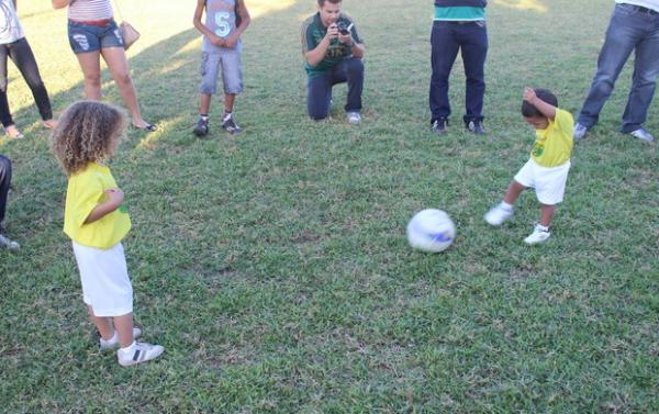 asta os dois chutarem uma bola para chamar a aten&ccedil;&atilde;o de quem est&aacute; por perto.(Imagem:Wenner Tito)