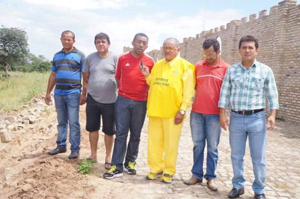 Joel Rodrigues visita obra de ampliação da rede de abastecimento de água em Floriano