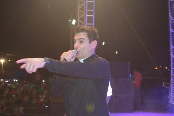 Pe. Juarez de Castro faz show em Floriano