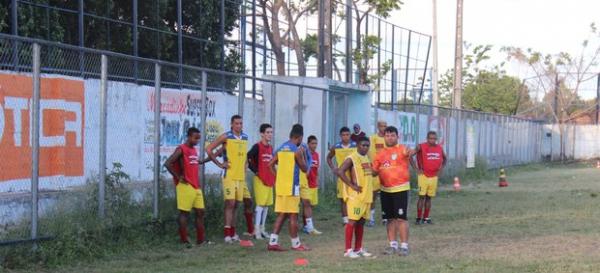 T&eacute;cnico d&aacute; instru&ccedil;&otilde;es para forma&ccedil;&atilde;o do Picos nos dois &uacute;ltimos jogos da Copa Piau&iacute;.(Imagem:Renan Morais)