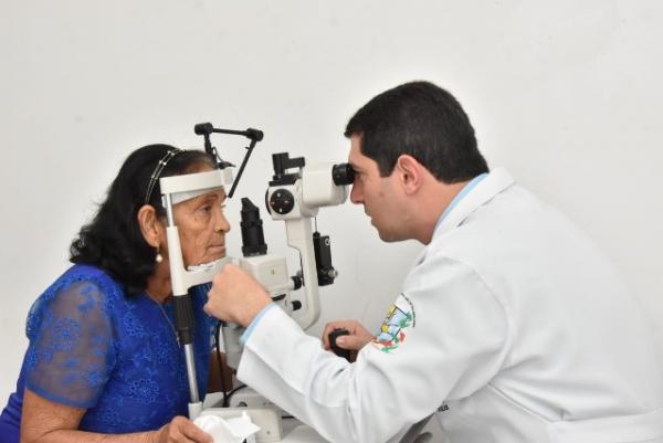 Ação "Cuidando da saúde visual na melhor idade" é realizada no Hospital de Olhos Bucar
