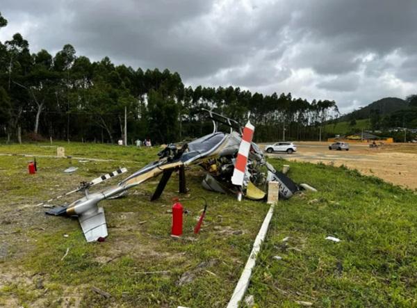 Queda de helicóptero com cinco pessoas a bordo deixa feridos em SC; veja imagens