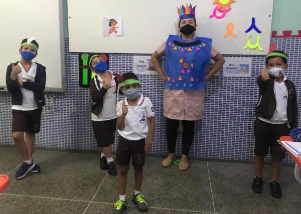 Em comemoração ao Dia do Índio, alunos da Escola Pequeno Príncipe se caracterizam de indígenas