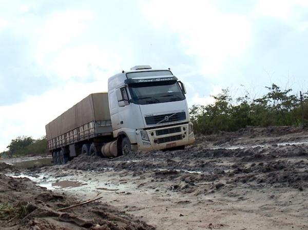 Sem asfalto, caminhões atolam e quebram na rodovia Transcerrados