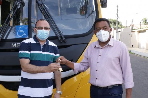Educação de Floriano recebe novo ônibus escolar.(Imagem:Secom)