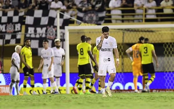 Corinthians acumula sequência de expulsões e liga alerta antes de estreia na Sul-Americana
