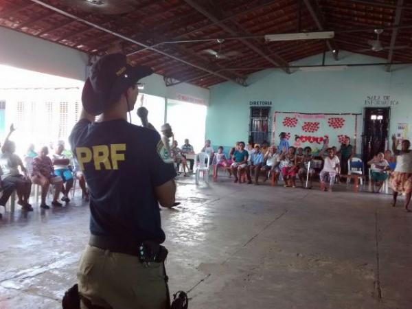 PRF realiza atividade educativa para idosos