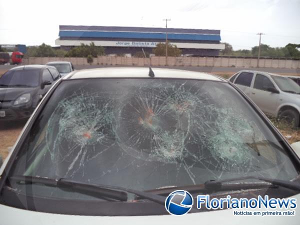 Em Bar&atilde;o de Graja&uacute; motociclista colide contra carro e &eacute; atropelado enquanto recebe socorro.(Imagem:FlorianoNews)