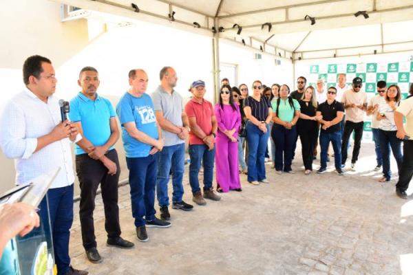 Prefeitura de Floriano entrega mais seis ruas cal&ccedil;adas &agrave; popula&ccedil;&atilde;o nos 128 anos da cidade(Imagem:Secom)