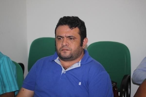 Bandidos invadem casa de prefeito, matam cachorro e espancam caseiro