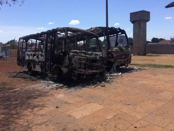 Mil crianças ficarão sem transporte após incêndio de ônibus; Seduc diz que ação foi criminosa