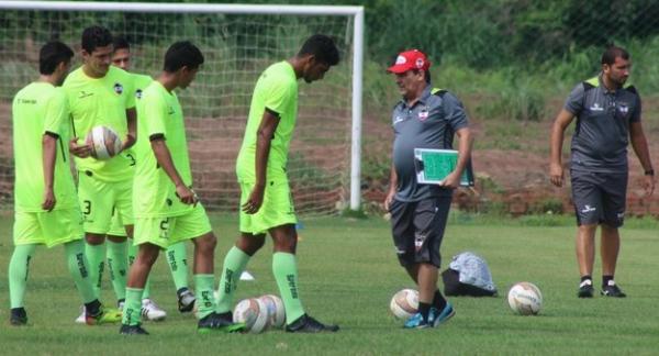Em 1º treino, Eduardo Hungaro faz reparos no elenco e implanta filosofias