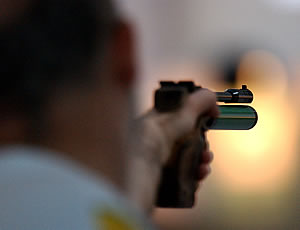 Vítima reage a assalto e mata a tiros adolescente suspeito na capital