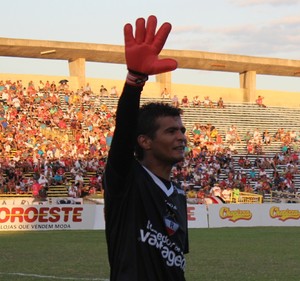 Naylson diz que empate não pressiona time e rechaça nervosismo na estreia