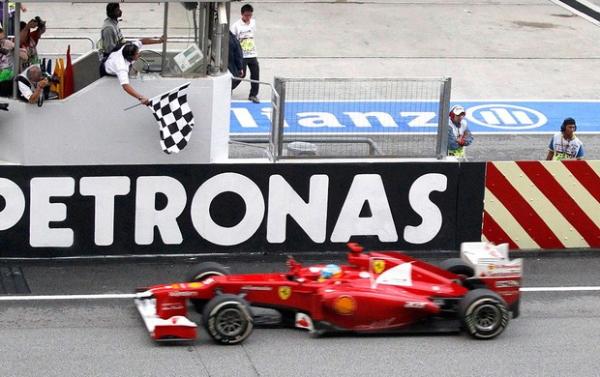 Fernando Alonso leva criticada Ferrari &agrave; vit&oacute;ria na Mal&aacute;sia.(Imagem: Ag&ecirc;ncia Reuters)