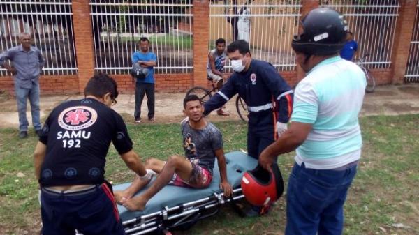 Dupla sofre acidente de moto durante tentativa de fuga da Pol&iacute;cia em Floriano.(Imagem:Piau&iacute;Noticias)