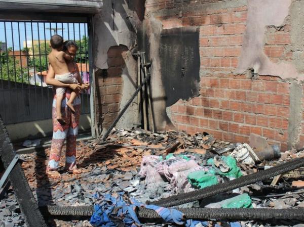 "Foi um terror", diz mulher que teve casa incendiada em Teresina