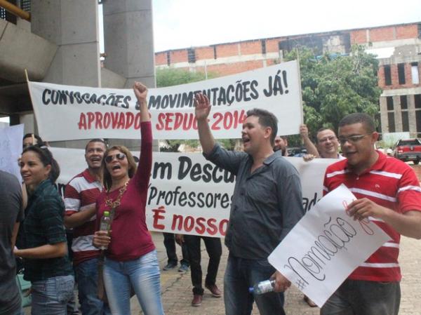 Aprovados em concurso exigem nomeação durante protesto na Alepi