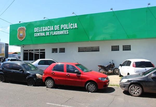 Jovem que ofereceu R$ 15 mil e carro para evitar prisão foge em menos de 24 horas após ser preso