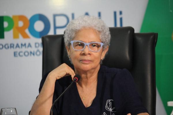 Regina Sousa prorroga contratos temporários até realização de novo certame