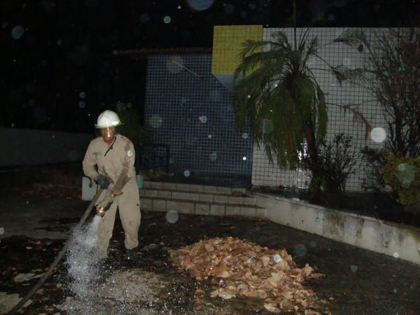 Fogo proximo ao Laborat&oacute;rio Rocha(Imagem:Reda&ccedil;&atilde;o)