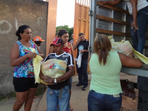 Fam&iacute;lias carentes s&atilde;o beneficiadas com cestas b&aacute;sicas em Floriano.(Imagem:FlorianoNews)